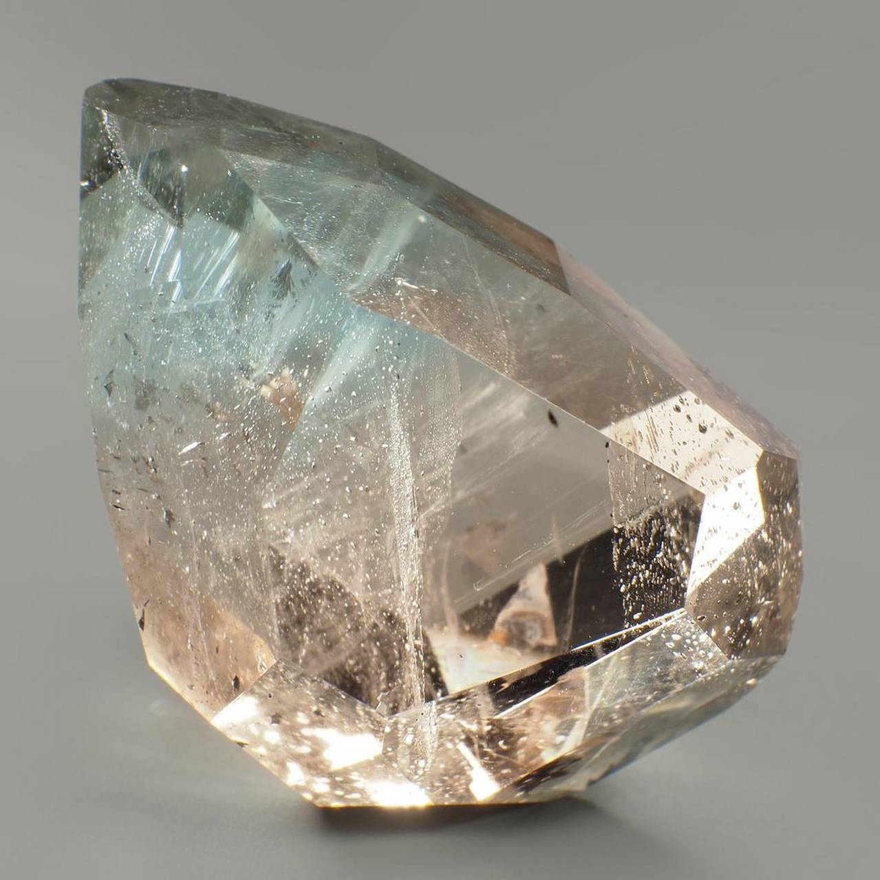 Необработанный полихромный топаз Необработанный полихромный топаз, фото