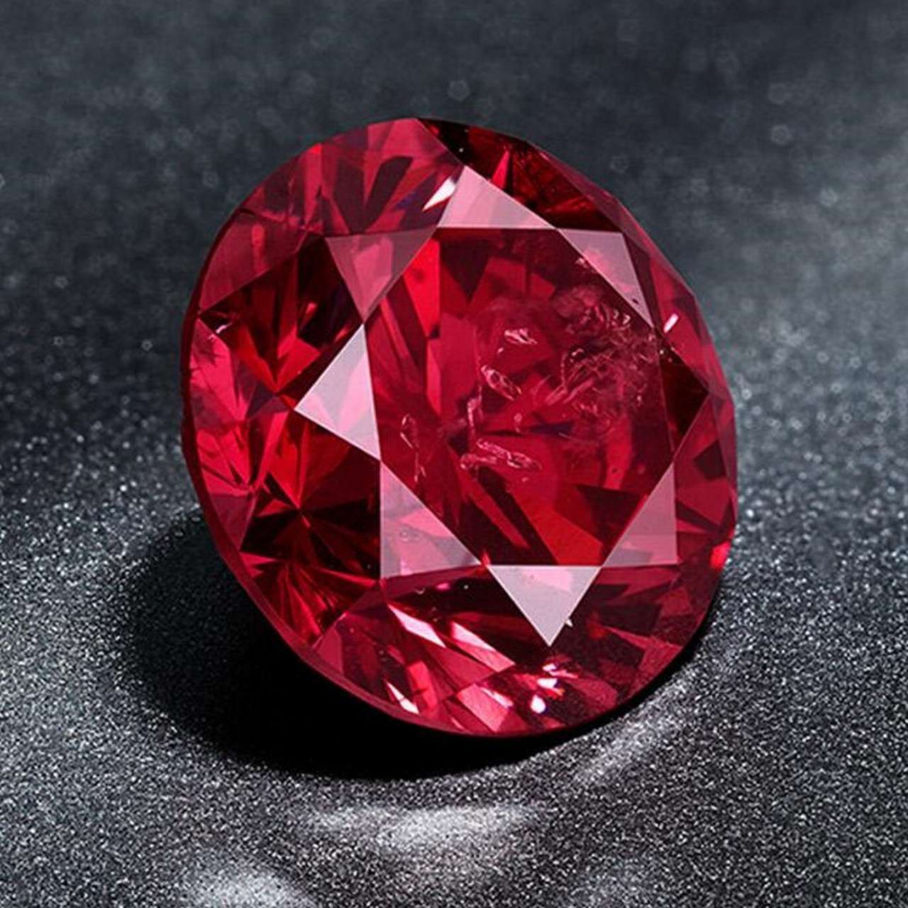 Ограненный красный Алмаз Ограненный красный Алмаз, фото