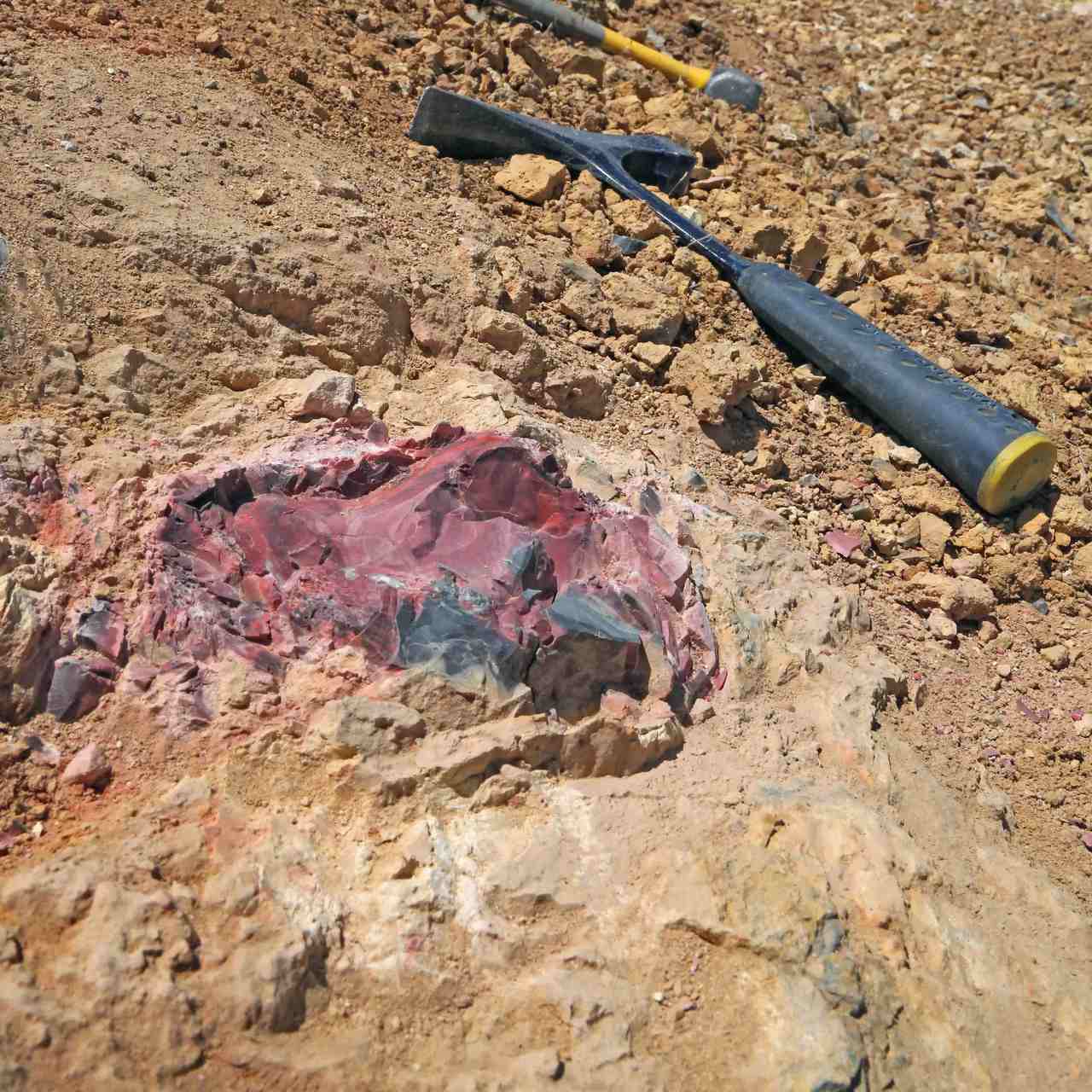 Халцедон с коллоидной киноварью Халцедон с коллоидной киноварью, фото