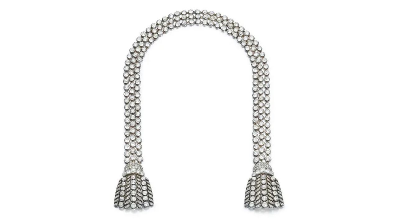 Вес ожерелья составляет около 300 карат Вес ожерелья составляет около 300 карат, фото