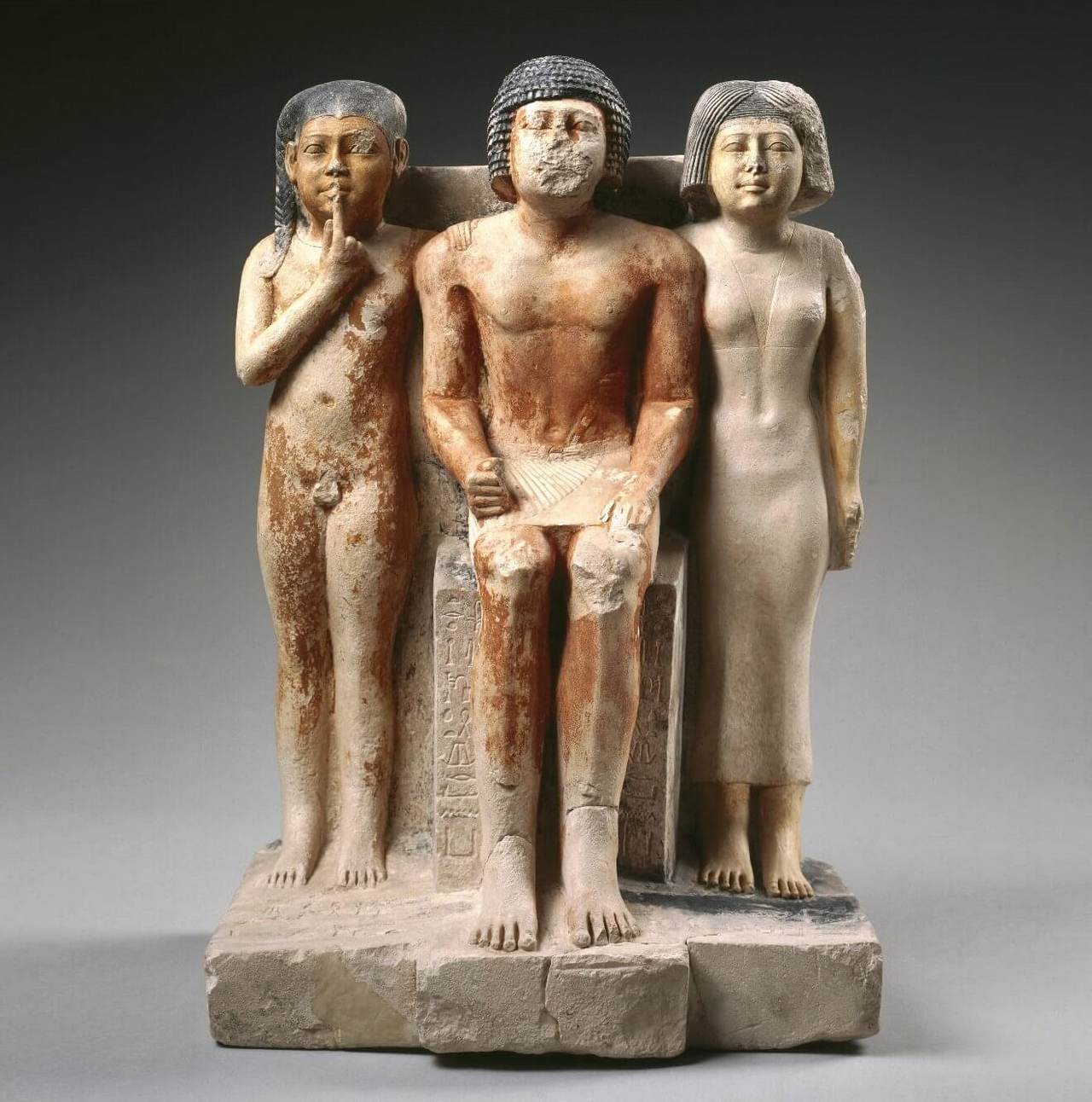 Статуя Никары и его семьи из известняка Статуя Никары и его семьи из известняка, фото