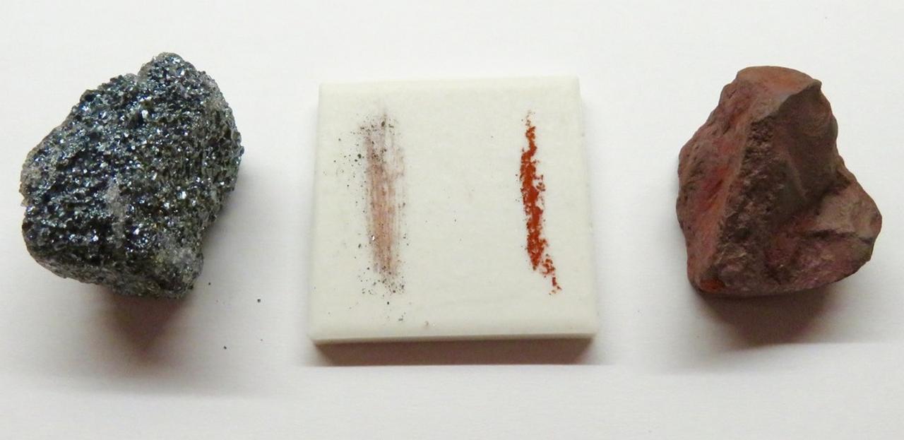 Оба образца гематита (Fe2O3, серый слева, красный справа) оставляют красно-коричневую полосу на фарфоровой пластинке Оба образца гематита (Fe2O3, серый слева, красный справа) оставляют красно-коричневую полосу на фарфоровой пластинке, фото