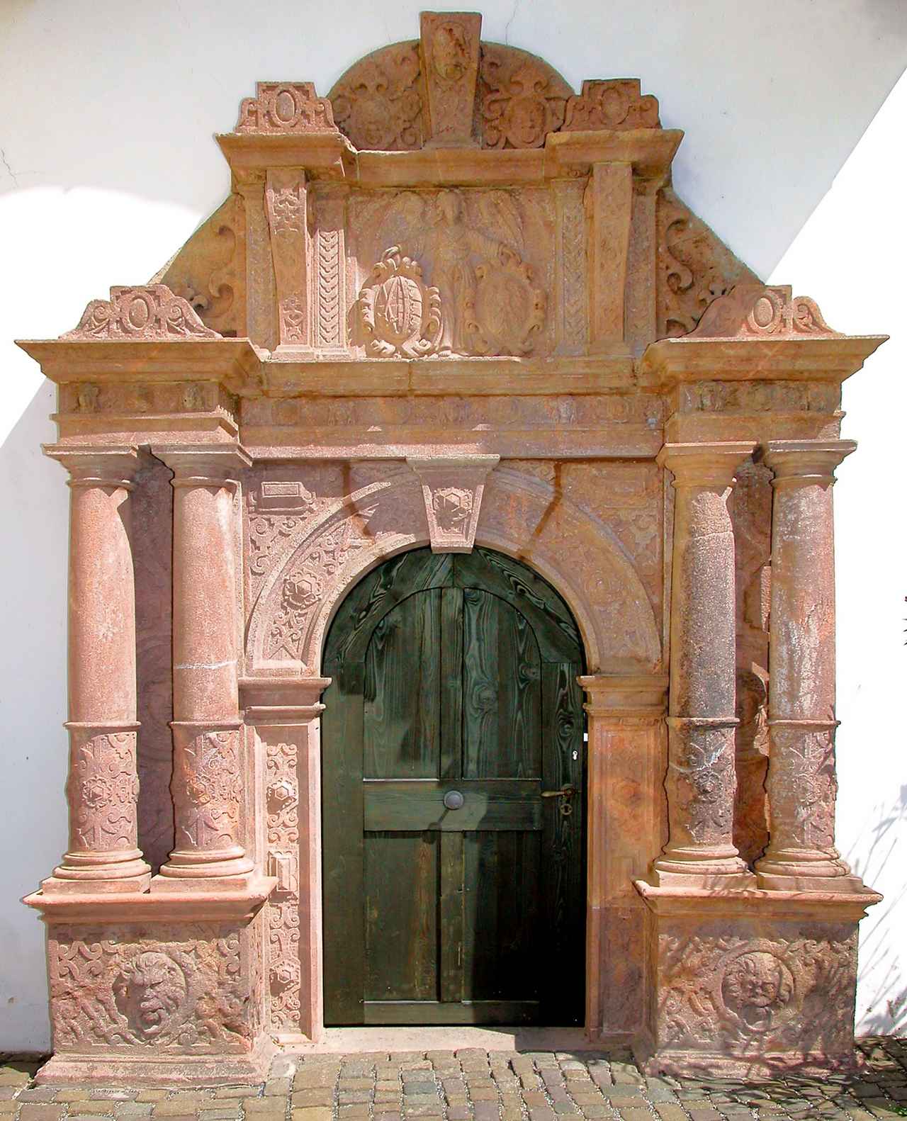 Портал из риолитового туфа «церковного дома» в замке Кольдиц, Саксония, спроектированный Андреасом Вальтером II (1584) Портал из риолитового туфа «церковного дома» в замке Кольдиц, Саксония, спроектированный Андреасом Вальтером II (1584), фото