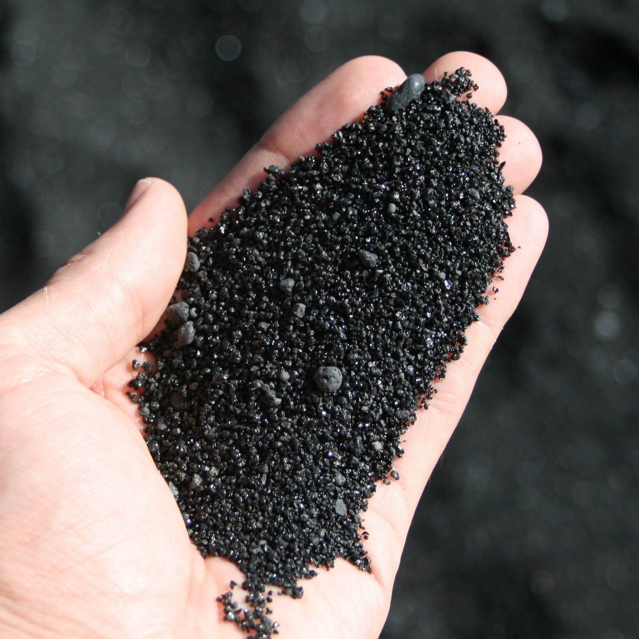 Черный песок на Гавайях крупным планом Черный песок на Гавайях крупным планом, фото