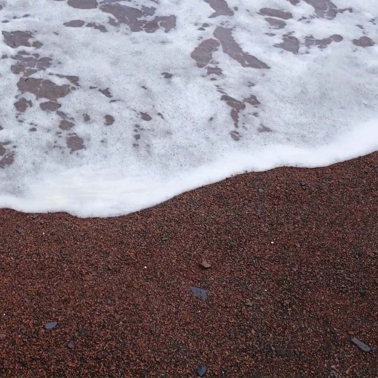 Красный песок на пляже Красный песок на пляже, фото