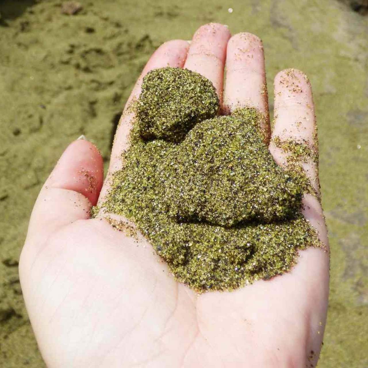 Зеленый песок на пляже Махана Бич (Папаколеа) крупным планом Зеленый песок на пляже Махана Бич (Папаколеа) крупным планом, фото