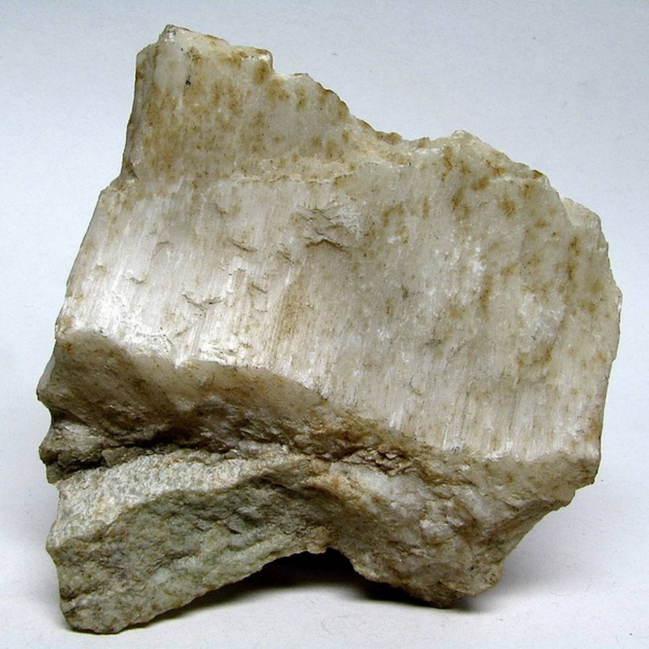 Необработанный камень Тремолит Необработанный камень Тремолит, фото